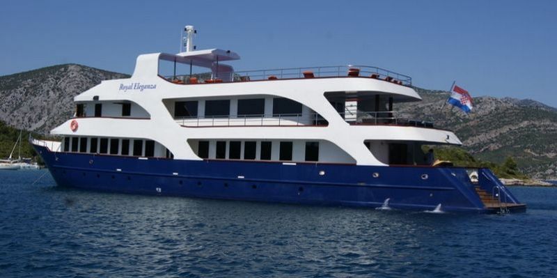 Custom Line Yacht Royal Eleganza