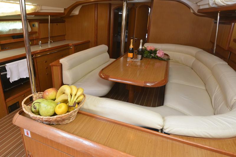 Sun Odyssey 49i Innenansicht