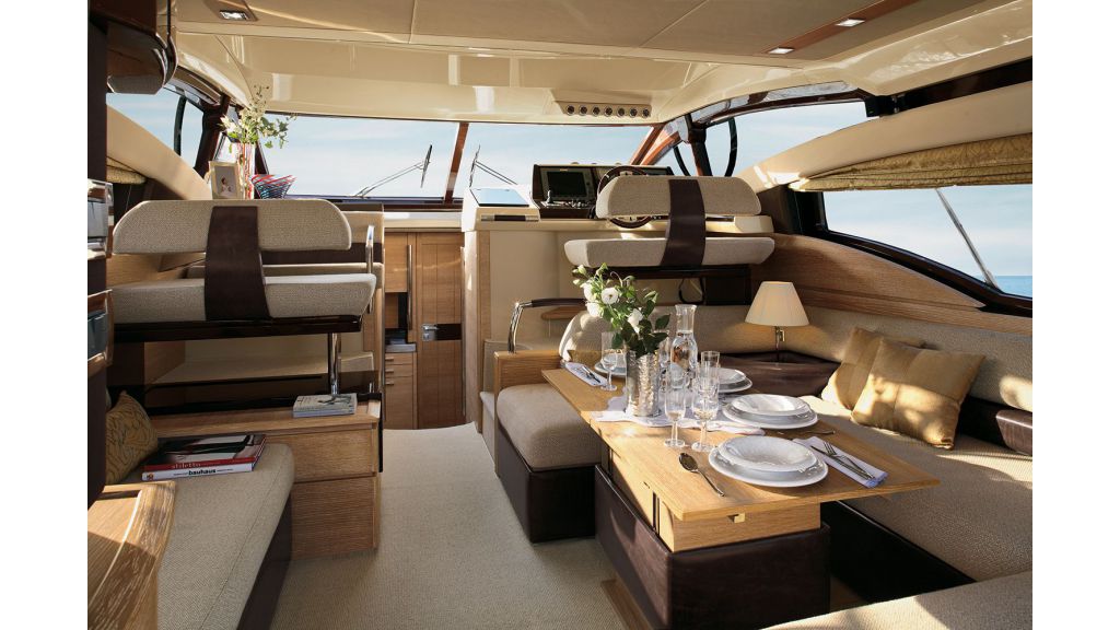 Azimut 47 Fly Innenansicht