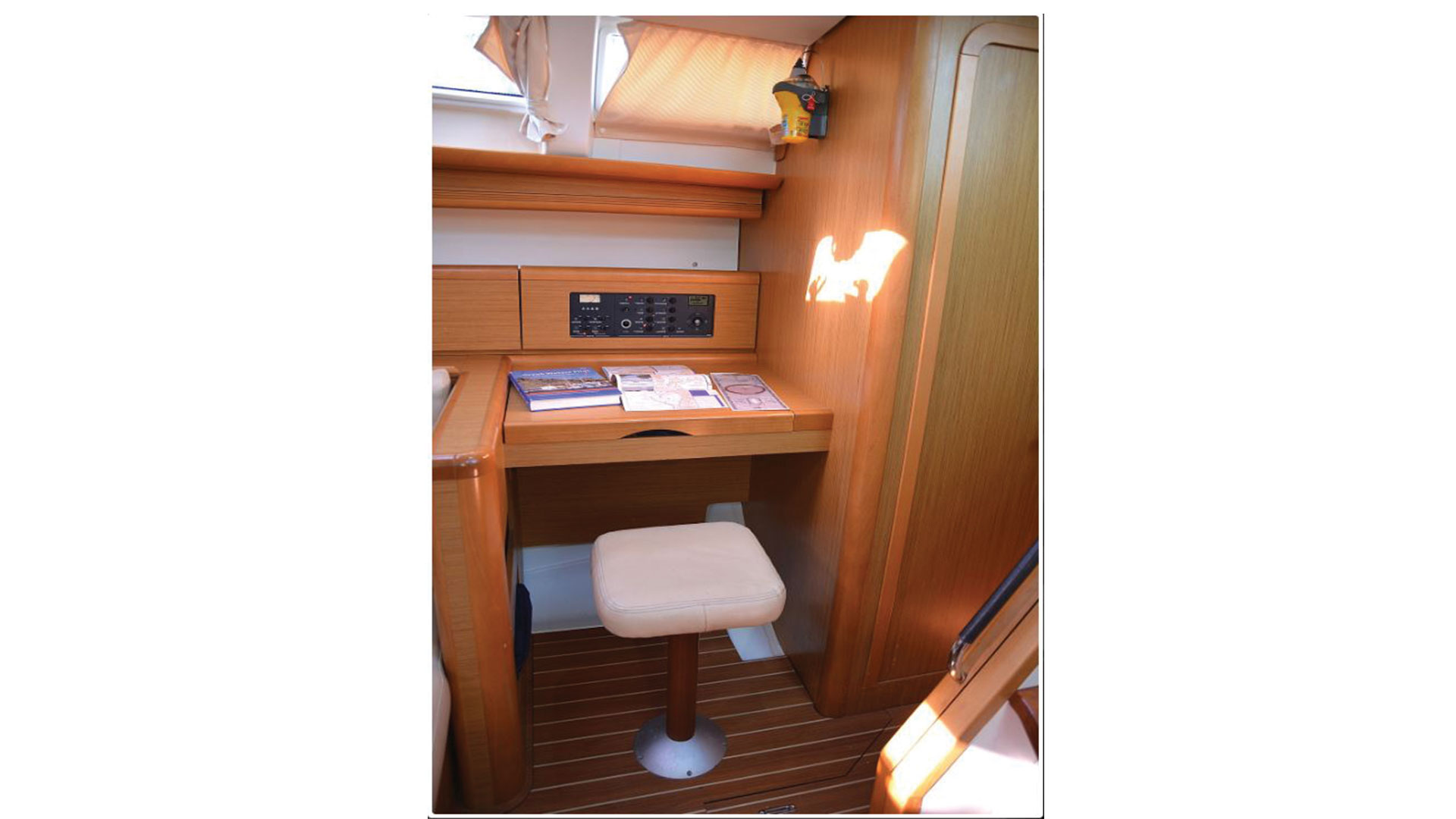Sun Odyssey 44i Beethoven ( with Bowthruster ,Solar Panels) Innenansicht