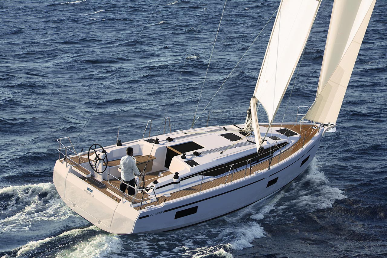 Bavaria C38 (3 Kabinen, 2 B&auml;der) Top Bild