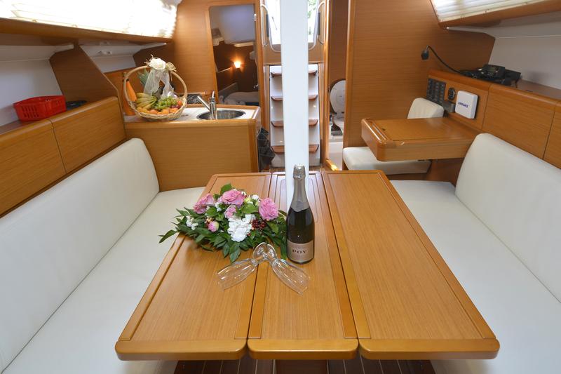 Sun Odyssey 33i Innenansicht