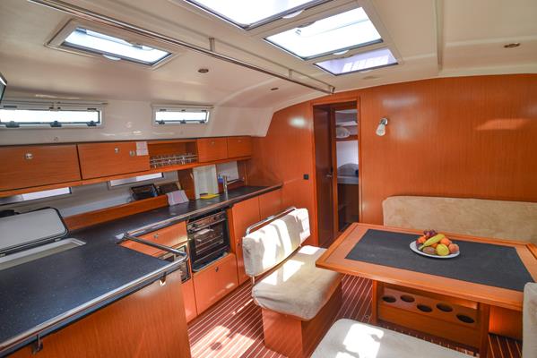 Bavaria Cruiser 45 Alma Innenansicht