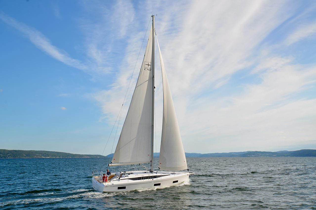 Bavaria C42 (3 Kabinen, 2 Bäder) Top Bild