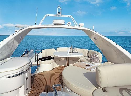 Azimut 68 Plus Fly Außenansicht