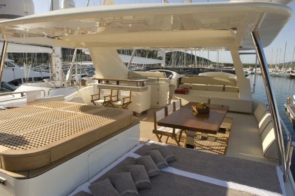 Azimut 105 Außenansicht