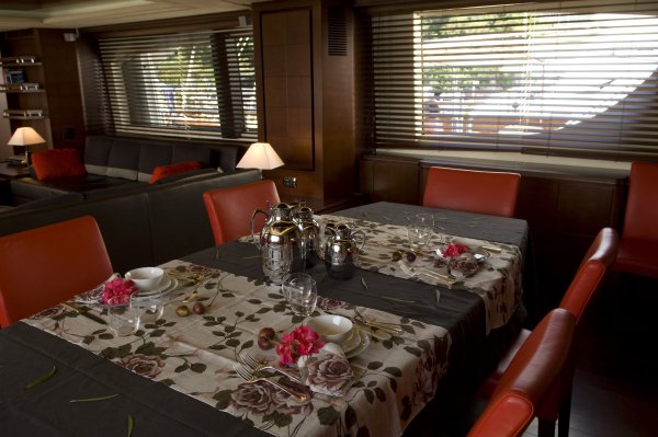 Azimut 105 Innenansicht