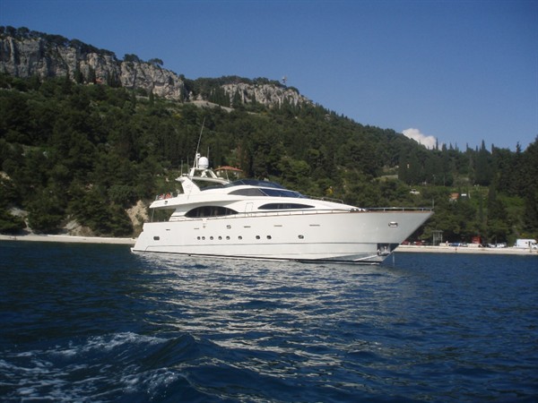 Azimut Jumbo 100 Außenansicht