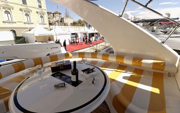 Yaretti 2210 Außenansicht