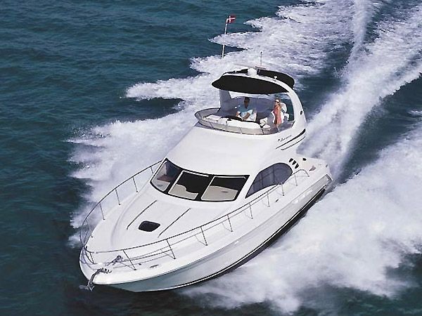 Sea Ray 44 Sedan Bridge Außenansicht