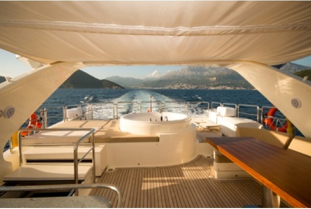 Azimut Leonardo 98 Außenansicht