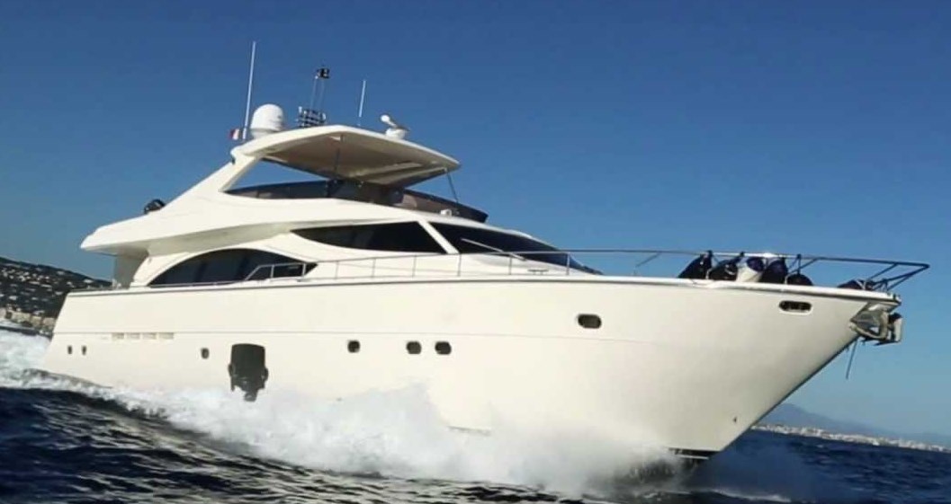 Ferretti 830