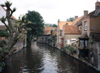 Belgien-Holland Bootscharter Aermelkanal Belgien Zeebrugge Stadt mit Kanal