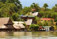 Belize-BootscHarter belize Rio Dulce Dorf