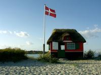 Dänemark Bootscharter Daenemark Haus mit Flagge