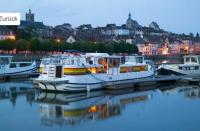 Quai du Port au Bois Locaboat Liegehafen in Joigny am Abend