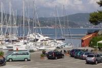 Marina del Fezzano S.r.l. Charter Italien Marina del Fezzano Parkplatz Stege