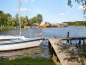 Mecklenburgische Seenplatte-Bootscharter Mueritz Segelyacht am Steg Bootshaeuser
