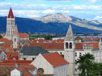 Split / Dalmatien Sued Dalmatien Jachtcharter Trogir Felswaende Gebirges Stadt